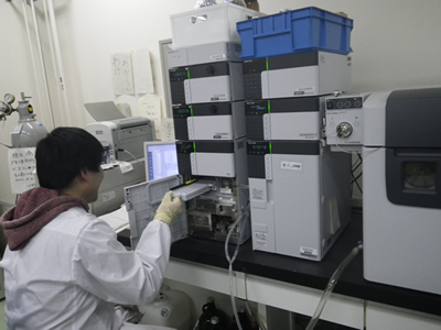 農薬(ネオニコチノイド系殺虫剤)等の微量分析に用いる高速液体クロマトグラフ質量分析計(LC-MS)