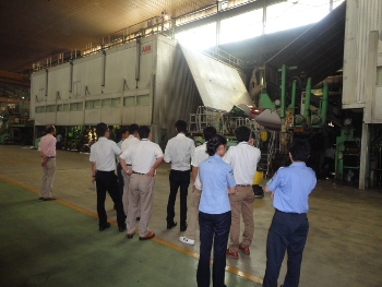 現地の抄紙機を間近で見学させて頂きました
